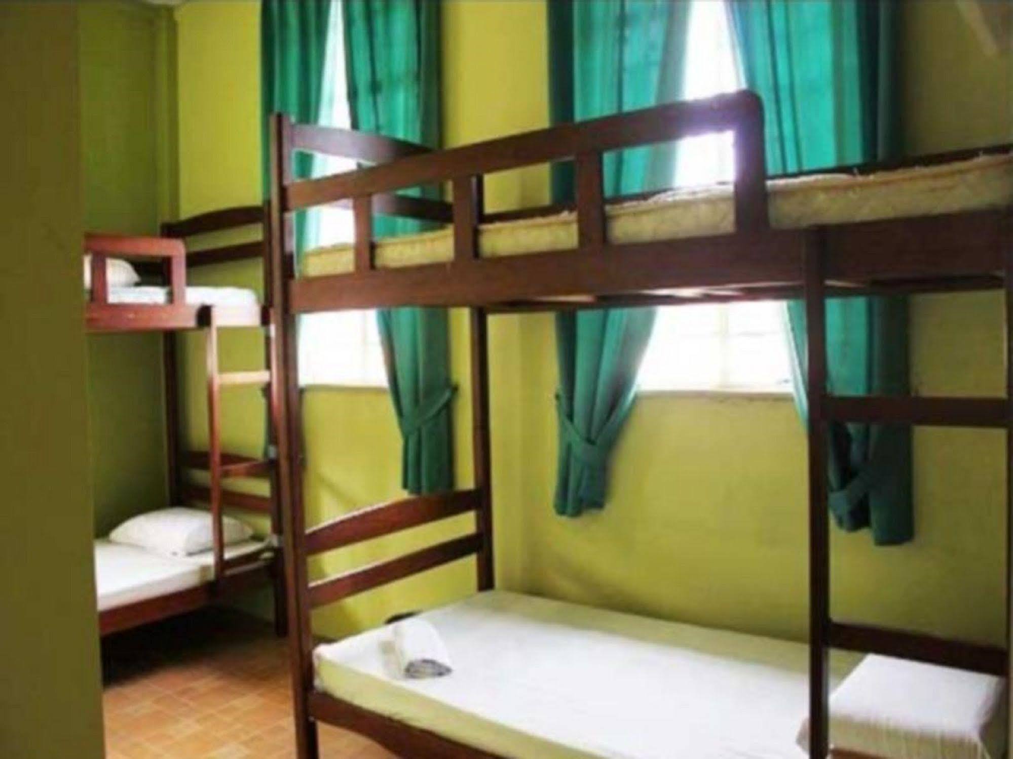 Borneo Backpackers Hostel Kota Kinabalu Exterior photo